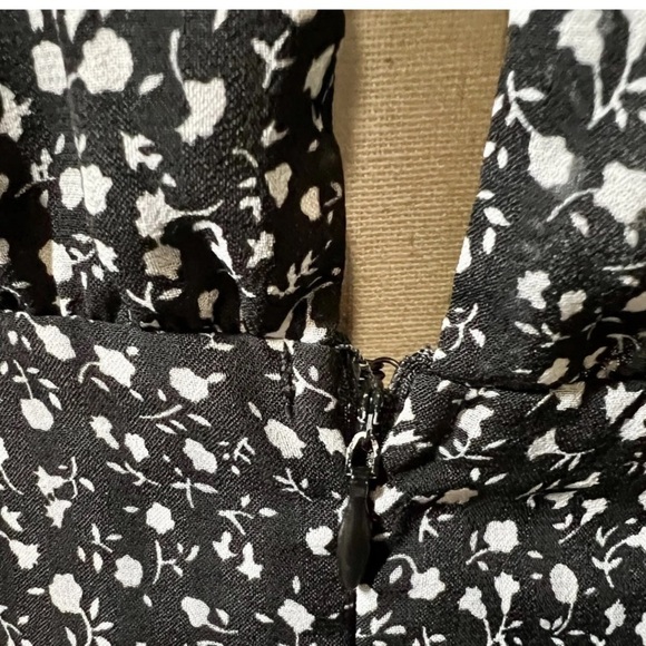 Storia New Black and White Floral Ruffled Romper Jumpsuit Women’s Large - Picture 11 of 16